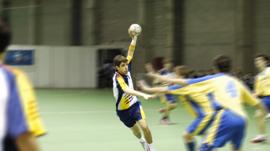 Handbollsspelare är de idrottare som löper störst skaderisk. Det är även störst antal skador som leder till bestående besvär inom handbollen.  Foto: Shutterstock